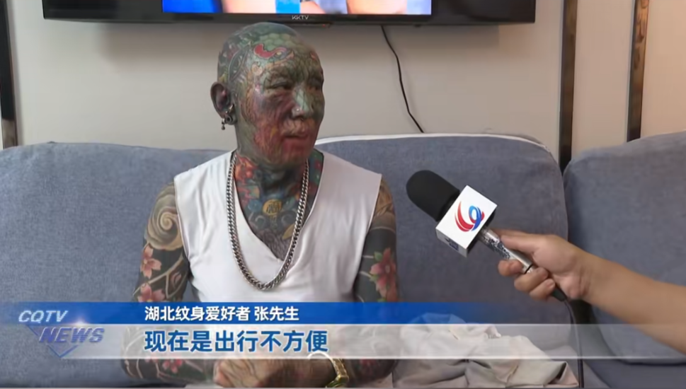 68岁大爷全身刺青，被骂“妖怪”