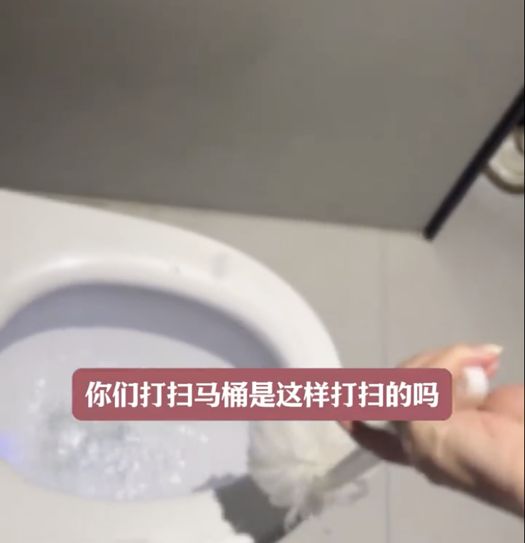 酒店竟用马桶刷蘸马桶水刷马桶，网友炸锅