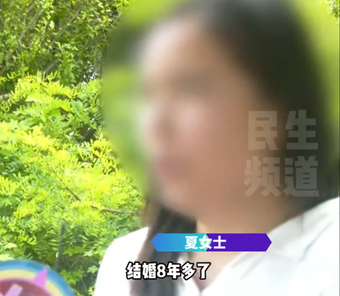丈夫发80工资给老婆,女子给自家超市打工，丈夫每天发80元还嫌她干活少！结婚8年生三娃..