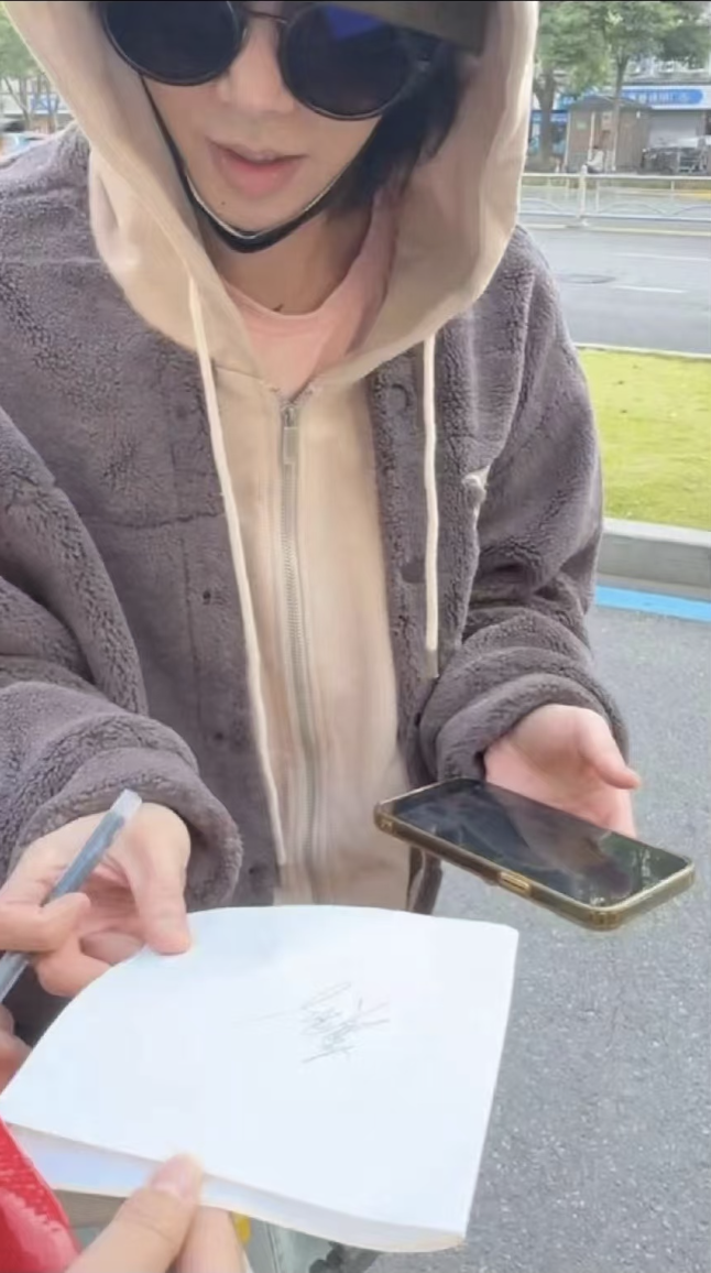 歌手华晨宇一个举动，网友炸锅！此前有人因此被骗光积蓄…