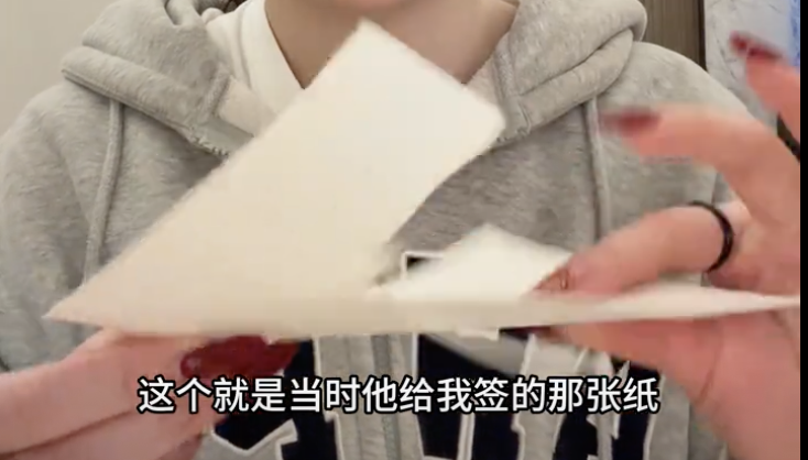 歌手华晨宇一个举动，网友炸锅！此前有人因此被骗光积蓄…