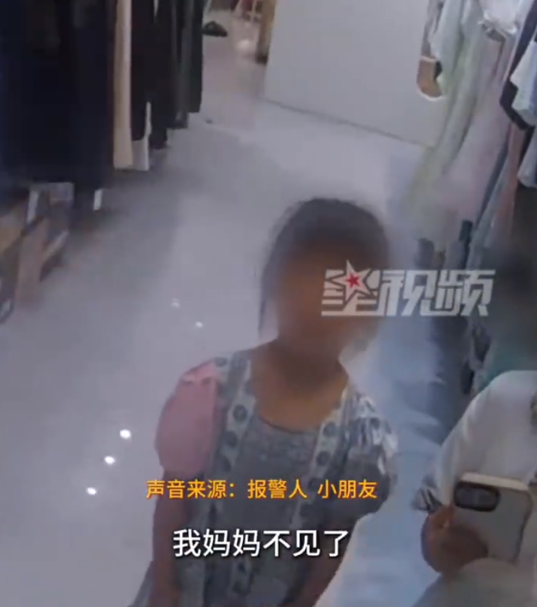 一年级女孩不会拼音，大晚上被妈妈丢在路边，家长辅导作业太崩溃