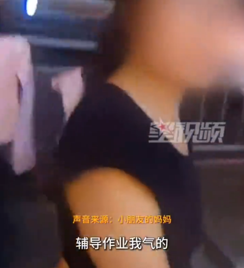 一年级女孩不会拼音，大晚上被妈妈丢在路边，家长辅导作业太崩溃