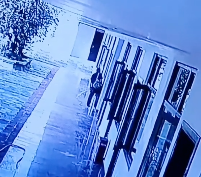 女子没穿衣服被工人2次刷开酒店房门 网友怒了