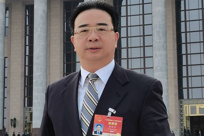 历任宝钢集团有限公司人力资源部,党委组织部部长,宝钢特钢有限公司