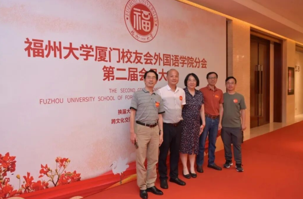 福州大学外国语学院教授，硕士研究生导师，长期从事翻译教学翻译实践翻译理论研究和科普创作