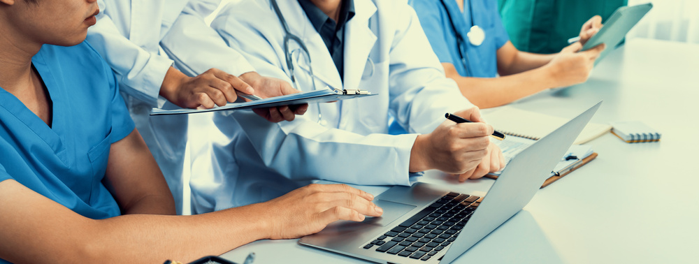 私立医疗团队协作场景，医生团队围绕病例展开讨论