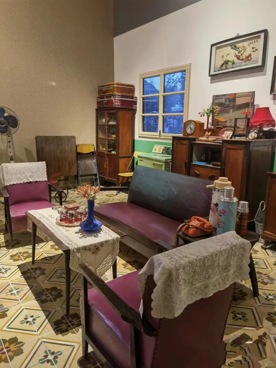 ▏图源网络到了90年代后期,花壁纸,水晶吊灯,欧式大沙发,成为了那个