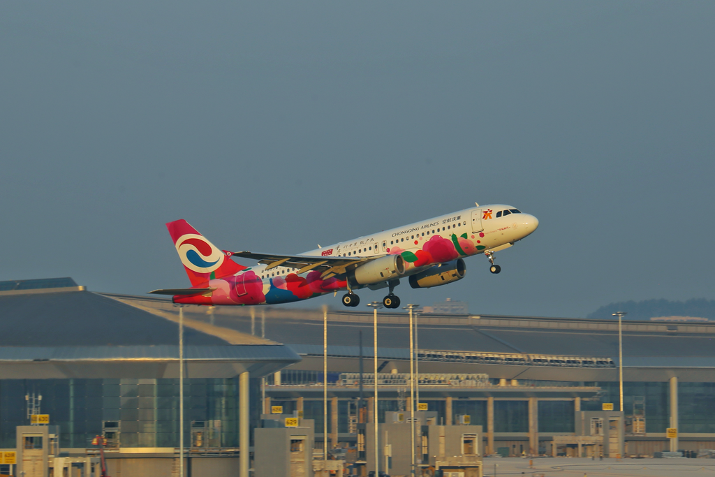 重庆航空航班飞行中。重庆航空供图