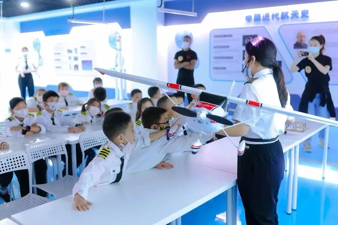 【中国小机长】黑马行&动感柠檬航空探索营 |帅!飒!酷!“万米高空”感受飞行员震撼视角,实现孩子蓝天梦!-7797 