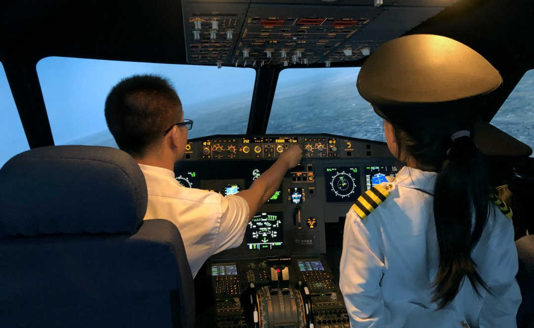 【中国小机长】黑马行&动感柠檬航空探索营 |帅!飒!酷!“万米高空”感受飞行员震撼视角,实现孩子蓝天梦!-3606 