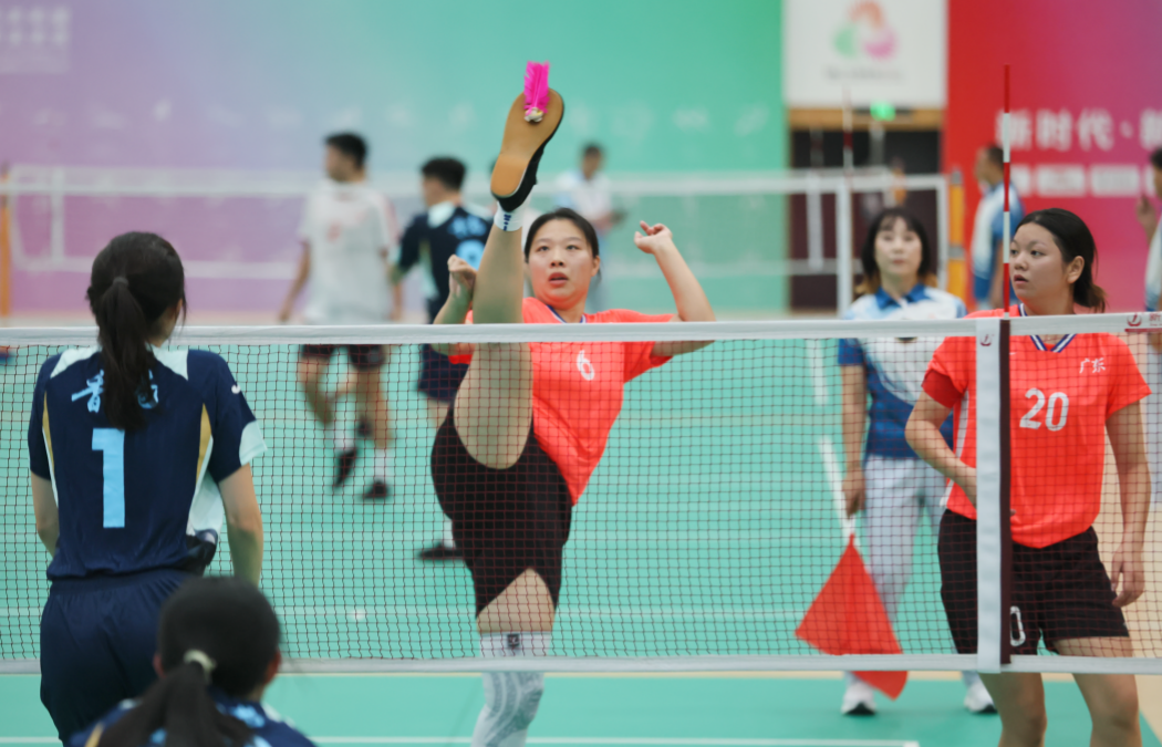 8月20日上午，十五运会群众比赛毽球项目决赛现场，广东甲组女队 VS 香港甲组女队。肇庆市融媒体中心记者 刘春林 摄