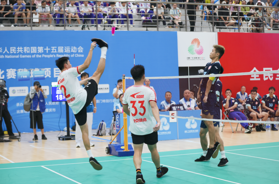 8月20日上午，十五运会群众比赛毽球项目决赛现场，广东甲组男队 VS 香港甲组男队。肇庆市融媒体中心记者 刘春林 摄