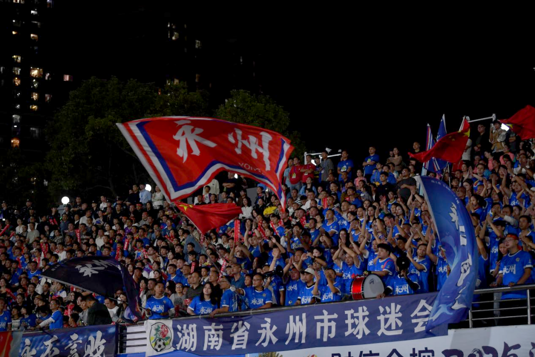 湘超球员场边治疗看到进球瞬间弹起