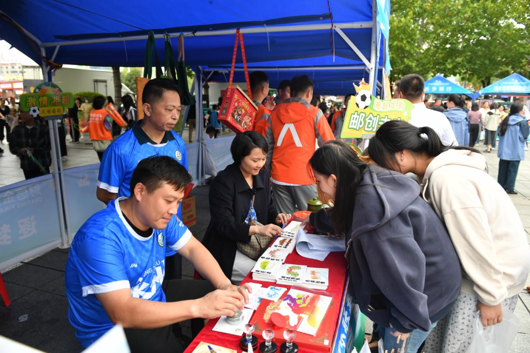 湘超球员场边治疗看到进球瞬间弹起