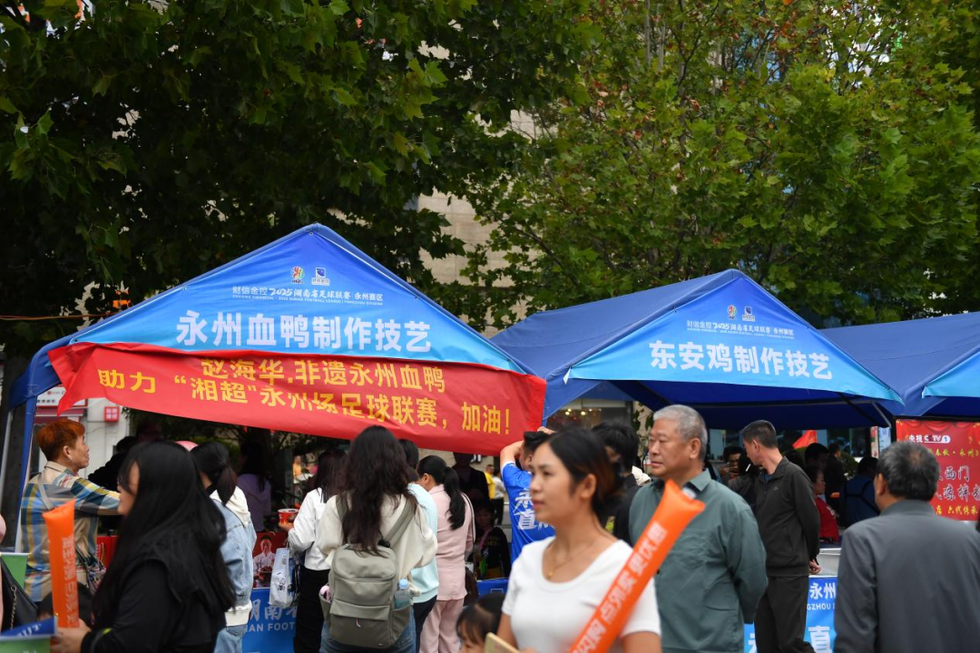 湘超球员场边治疗看到进球瞬间弹起