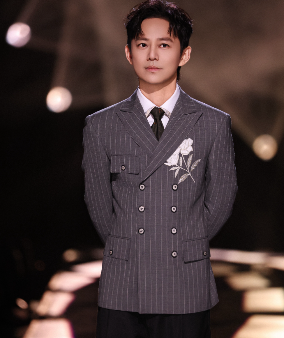 何炅回归《歌手2024》,暖心举动展现强大专业实力,收获无数赞誉