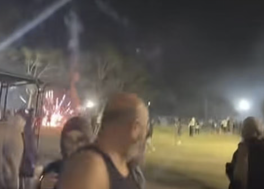 悉尼跨年夜烟花变“武器”！烟花射向人群引发骚乱，致两少女受伤四人被捕（组图） - 2