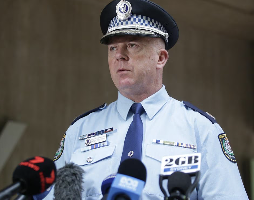 悉尼跨年夜烟花变“武器”！烟花射向人群引发骚乱，致两少女受伤四人被捕（组图） - 5