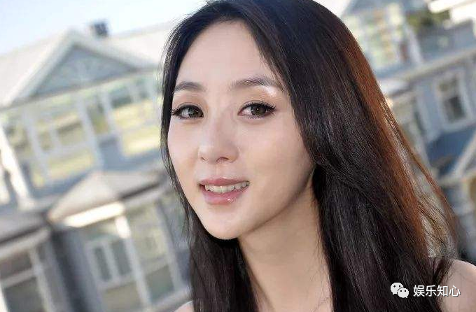 她28岁一夜成名，32岁却跑去抢别人老公，如今35岁沦为家庭主妇