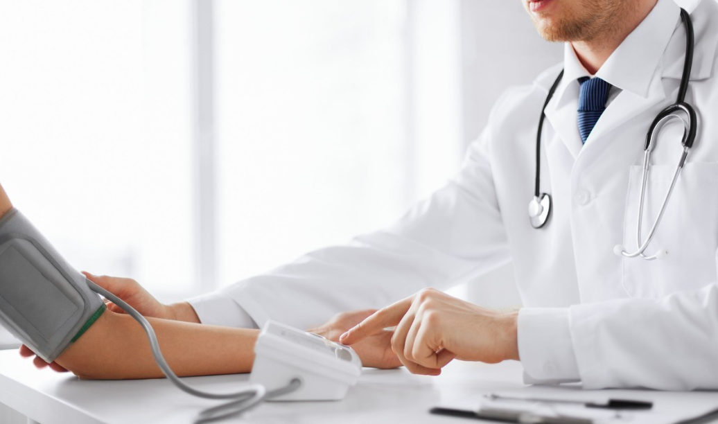 红蓝光治疗仪怎么使用【益·健康】患者：用颈部红蓝光治疗仪降血压，可以停药吗？_https://www.jmylbn.com_新闻资讯_第2张