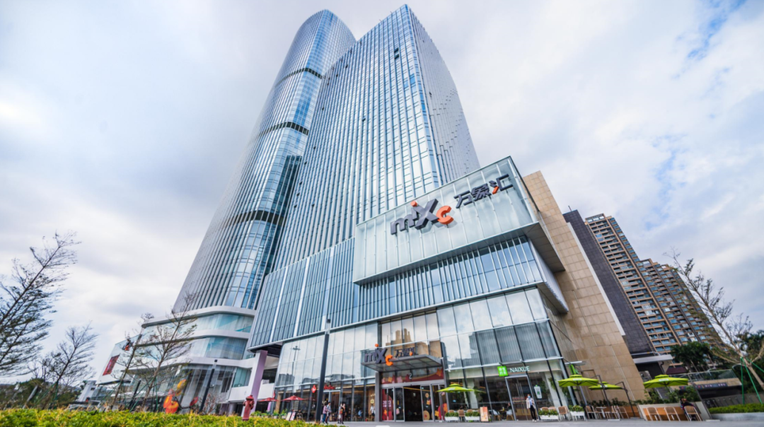 在上海虹桥区,项目"完美商业中心"占地约9万平方米,是汇集酒店,办公