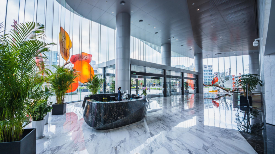 在上海虹桥区,项目"完美商业中心"占地约9万平方米,是汇集酒店,办公