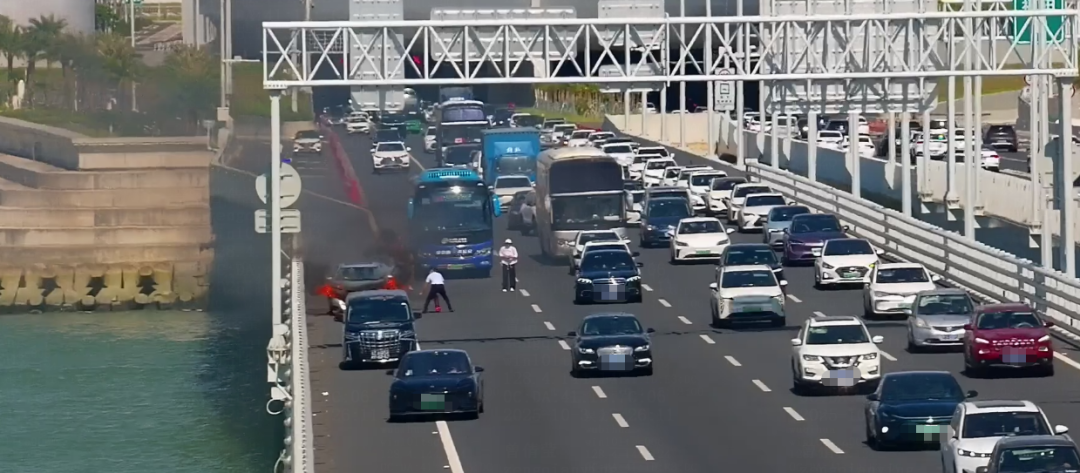 两名司机迅速从车上取下灭火器，与起火车辆驾驶员共同灭火。