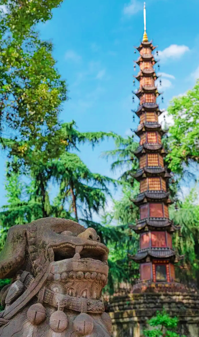 塔上共有1000尊佛像,故得名千佛塔.