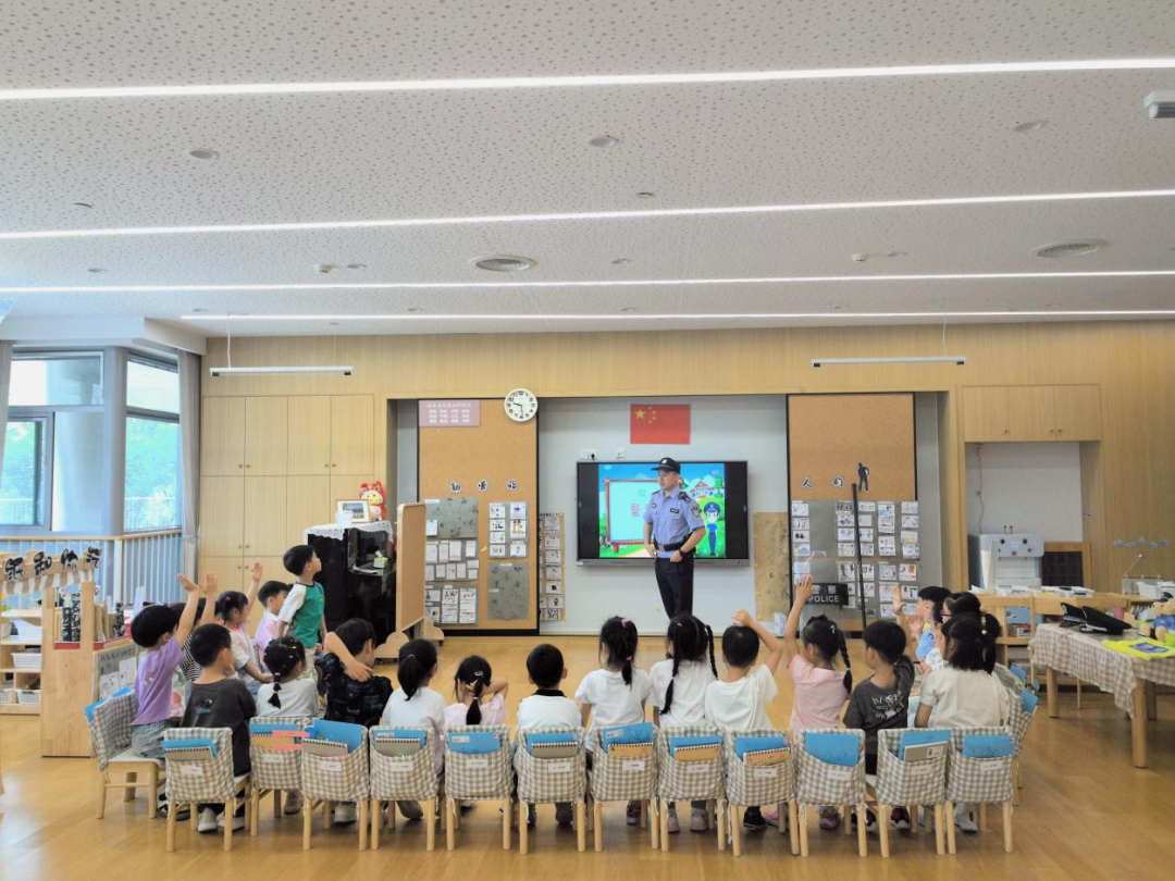 警察蜀黍进校园,这个六一很"警"彩