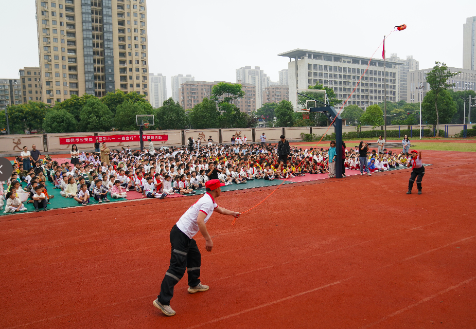警察蜀黍进校园,这个六一很"警"彩