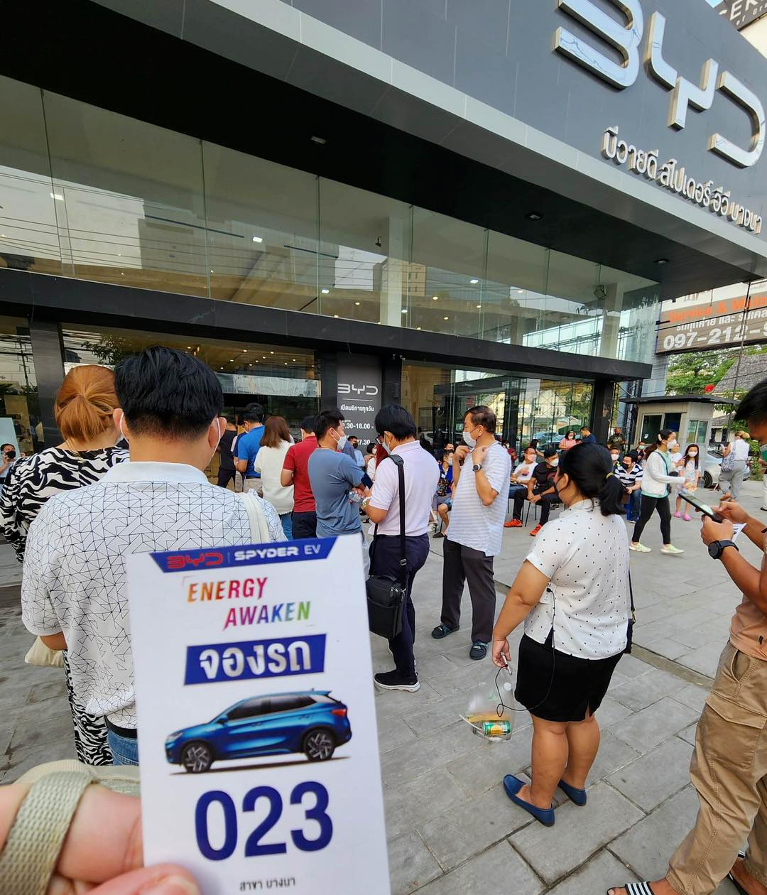 新能源汽车出海，遭遇了卡脖子