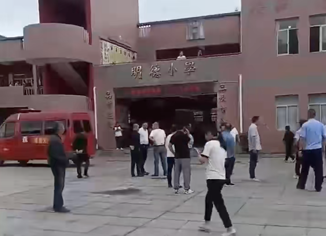 肖流告诉南风窗,明德小学只有一至五年级,六年级被设在的文坊中学内.