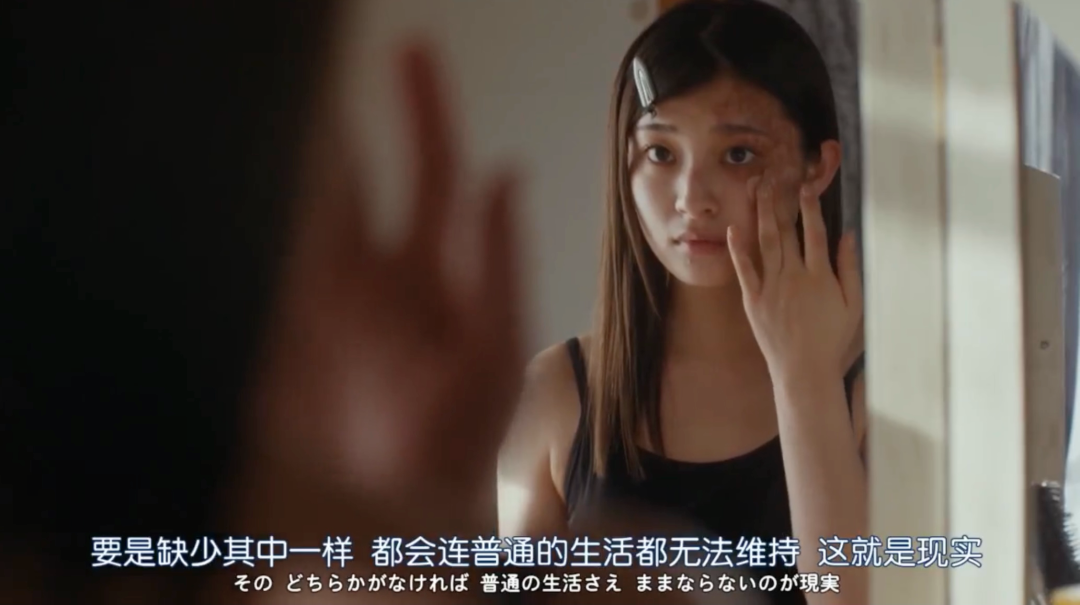 靠约会多个"爸爸"生活的女孩