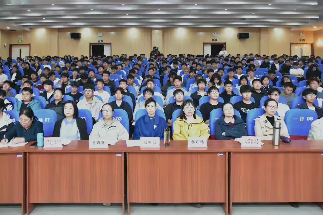 聆听清华声音，共话高质量发展——马院组织师生同上一堂形势与政策大课