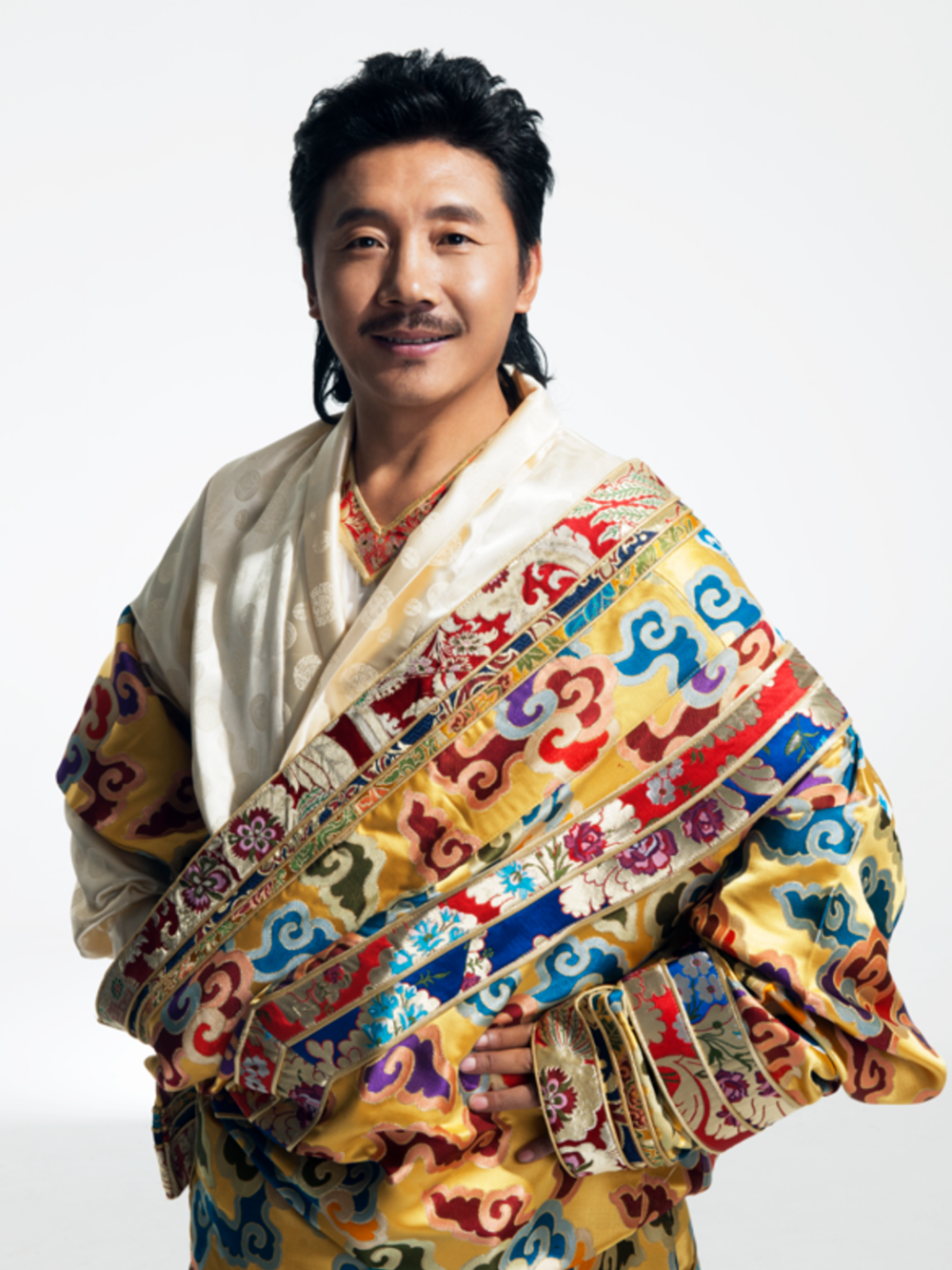 容中尔甲,多年来,被誉为"藏族歌王"的他始终坚持用音乐传承民族文化的