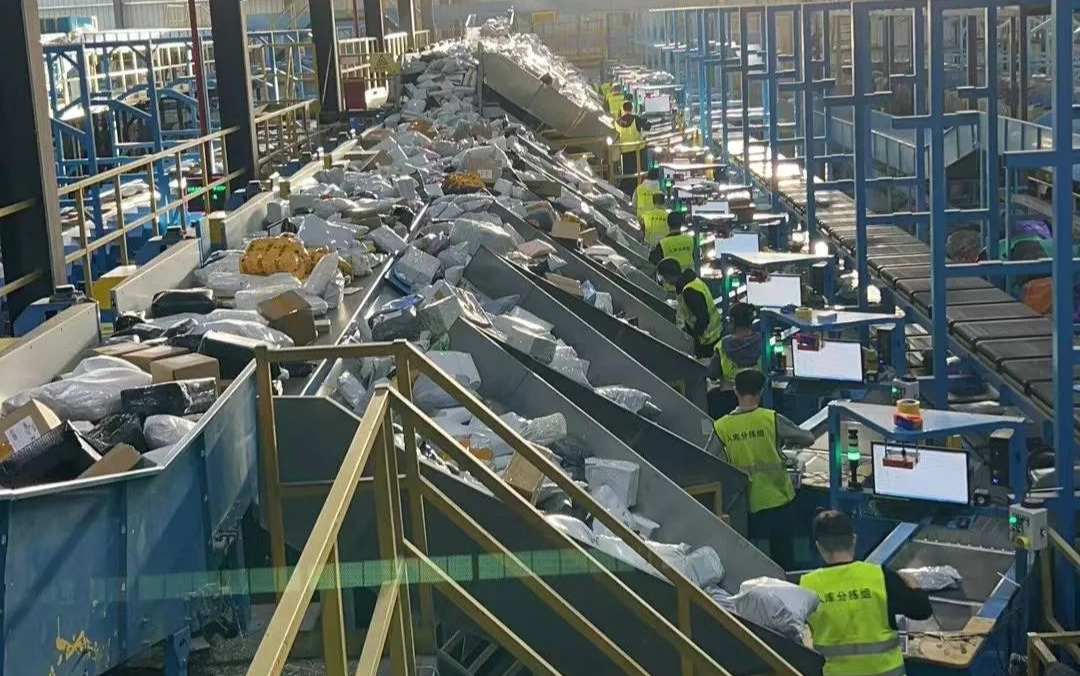 直击旺季现场！海外仓迎来年度大考，包裹跑出「加速度」