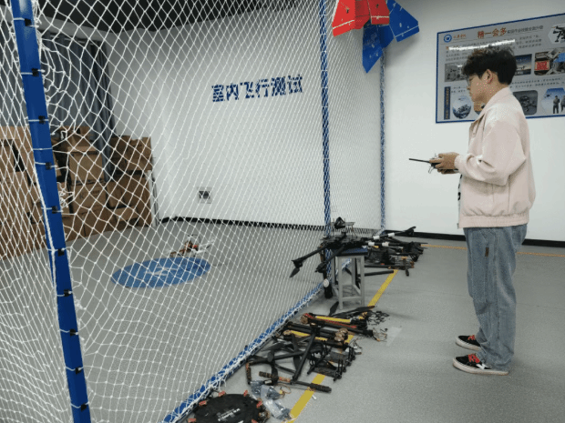 文华学院学生无人机室内飞行测试