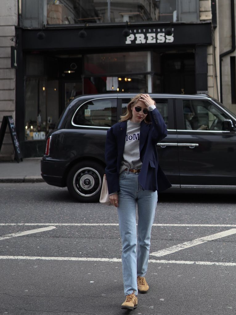 若想穿得更加吸睛,可以加入亮一点的橘棕色系,让你的蓝配灰在人群中