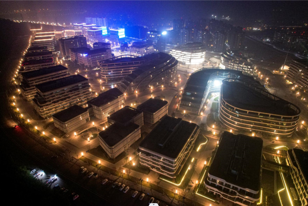 快来打卡!西部(重庆)科学城科学谷数智科创园一期灯饰工程亮了-上游新