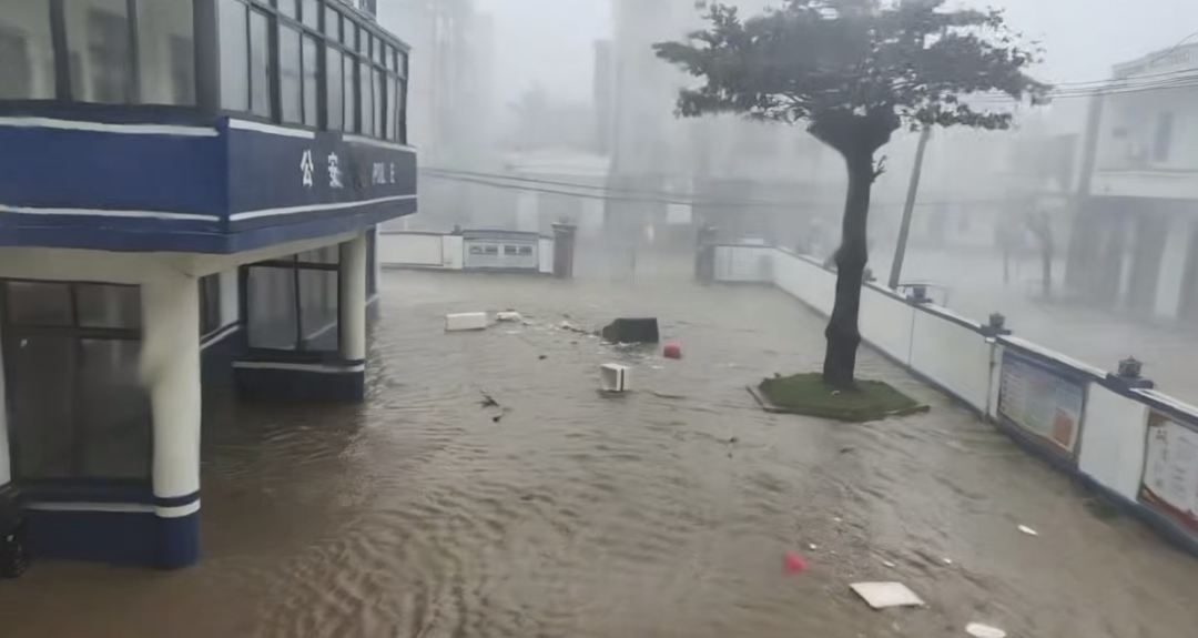 文昌铺前渔港附近出现海水倒灌,狂风暴雨袭击，文昌发生海水倒灌！部分居民家已断水断..