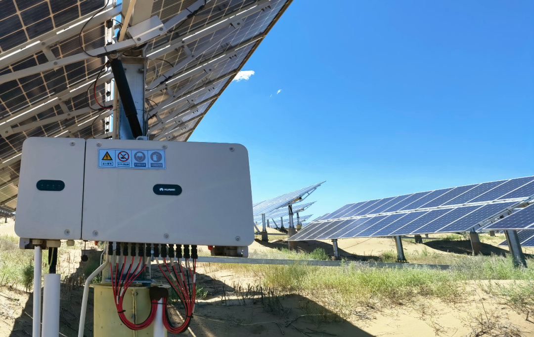 稳定服役的华为智能组串式逆变器在项目现场,我们见到了正在"骏马电站