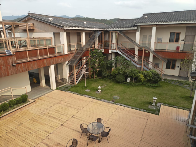 培鸿乡墅周末生意惨淡。