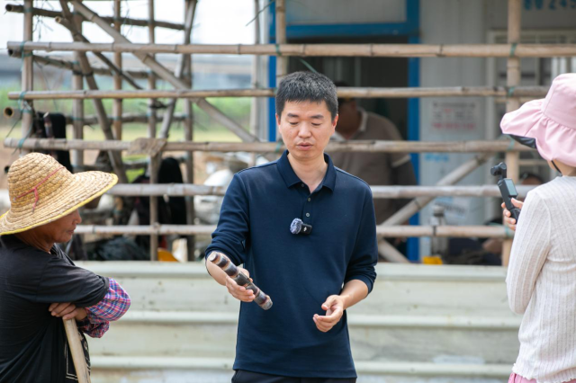 陈迪文向农户和记者展示高品质种茎苗。