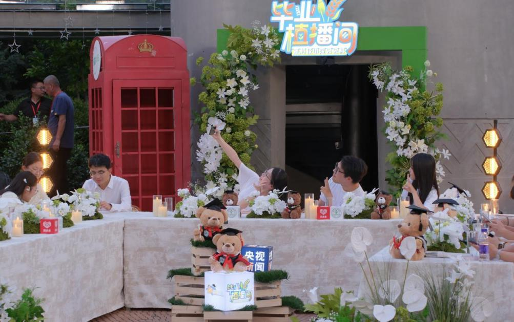 在各地乡村驻扎的科技小院学生，回到中国农业大学，参加一场专属于他们的毕业晚宴。王心悦摄