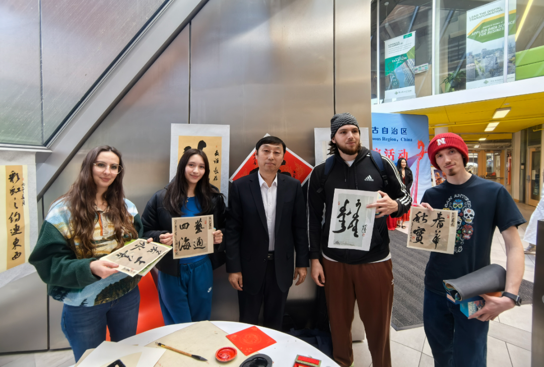 兴安盟书法家七斤跟随中国·内蒙古文化展演活动走进美国波特兰市 第2张