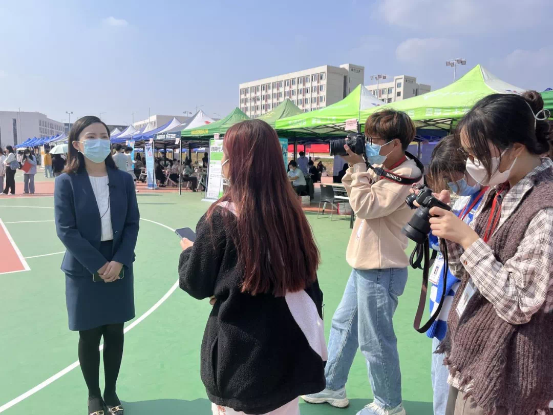 招聘会采访.jpg
