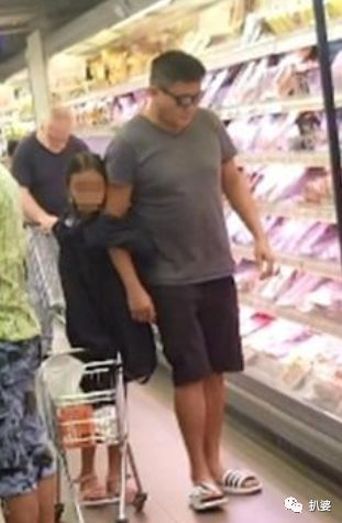 绝世渣男婚内被戴连环大绿帽，小20岁娇妻与老外车内热吻，这是我见过最大快人心的现世报了！（组图） - 70