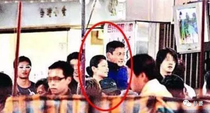 绝世渣男婚内被戴连环大绿帽，小20岁娇妻与老外车内热吻，这是我见过最大快人心的现世报了！（组图） - 44