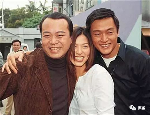 绝世渣男婚内被戴连环大绿帽，小20岁娇妻与老外车内热吻，这是我见过最大快人心的现世报了！（组图） - 30